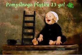Chłopiec śmieję się w piątek 13-go